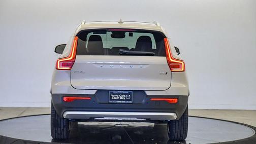 2025 Volvo XC40 B5 Ultra Bright Theme
