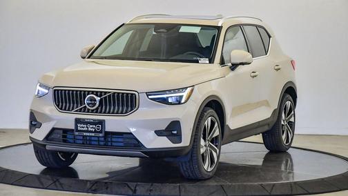 2025 Volvo XC40 B5 Ultra Bright Theme