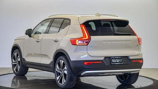 2025 Volvo XC40 B5 Ultra Bright Theme
