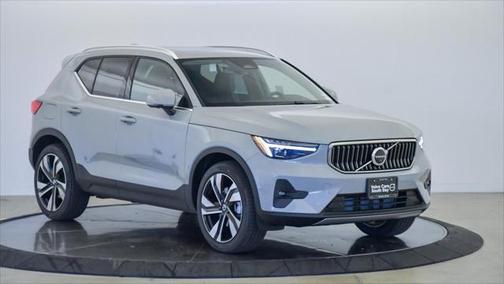 2025 Volvo XC40 B5 Plus Bright Theme