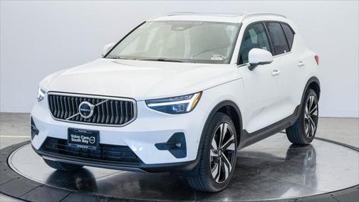 2025 Volvo XC40 B5 Plus Bright Theme