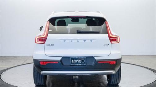 2025 Volvo XC40 B5 Plus Bright Theme