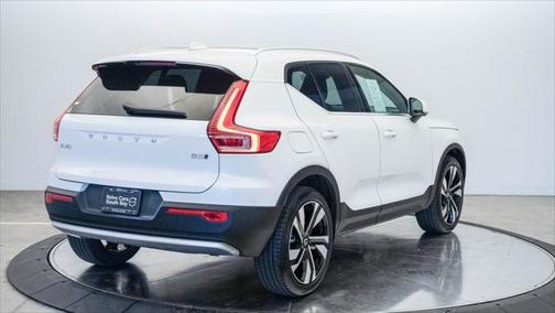 2025 Volvo XC40 B5 Plus Bright Theme