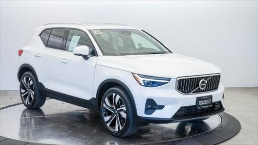 2025 Volvo XC40 B5 Plus Bright Theme