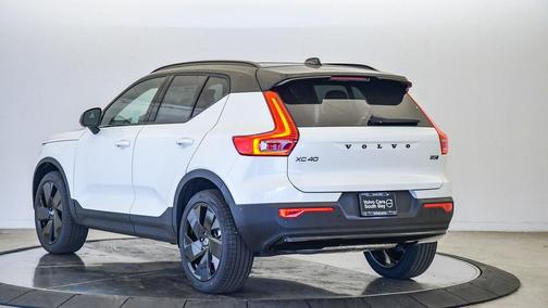 2026 Volvo XC40 B5 Ultra Black Edition