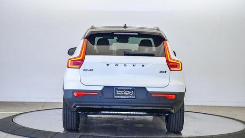 2026 Volvo XC40 B5 Ultra Black Edition