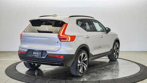 2025 Volvo XC40 B5 Plus Dark Theme