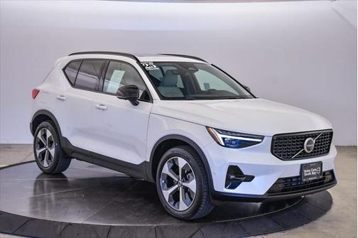 2025 Volvo XC40 B5 Plus Dark Theme
