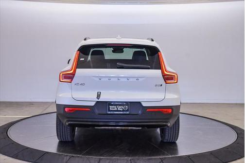 2025 Volvo XC40 B5 Plus Dark Theme