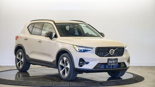2026 Volvo XC40 Plus, B5 AWD Gas (mild hybrid), Dark