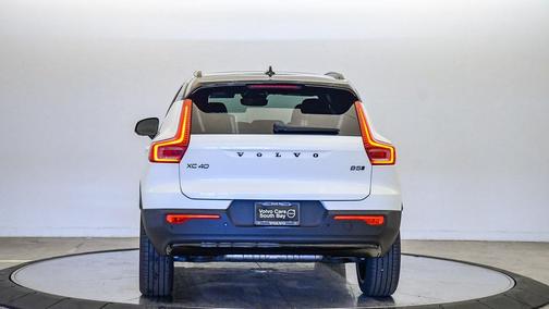 2026 Volvo XC40 B5 Ultra Black Edition