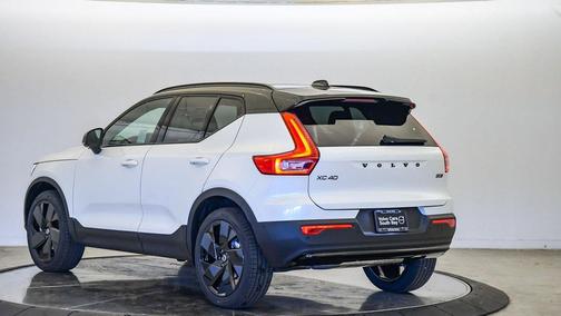 2026 Volvo XC40 B5 Ultra Black Edition
