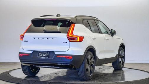 2026 Volvo XC40 B5 Ultra Black Edition