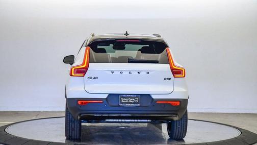 2026 Volvo XC40 B5 Ultra Black Edition