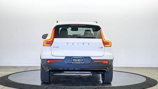 2026 Volvo XC40 Plus, B5 AWD Gas (mild hybrid), Dark