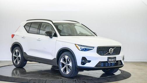 2026 Volvo XC40 Plus, B5 AWD Gas (mild hybrid), Dark
