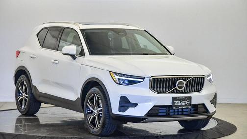 2025 Volvo XC40 B5 Core Bright Theme