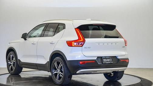 2025 Volvo XC40 B5 Core Bright Theme