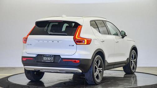 2025 Volvo XC40 B5 Core Bright Theme