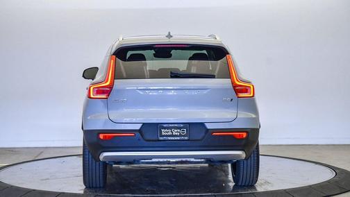 2025 Volvo XC40 B5 Plus Bright Theme