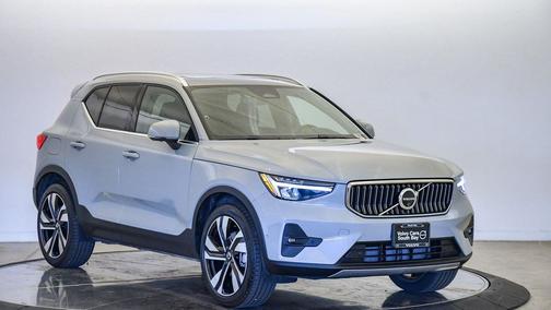 2025 Volvo XC40 B5 Plus Bright Theme