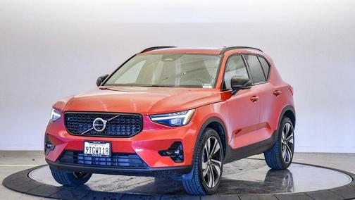 Fusion Red Metallic 2025 Volvo XC40 B5 Ultra Dark Theme