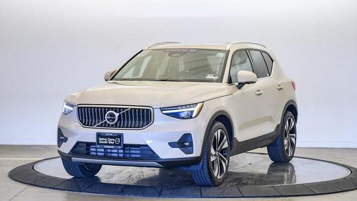 2025 Volvo XC40 B5 Plus Bright Theme