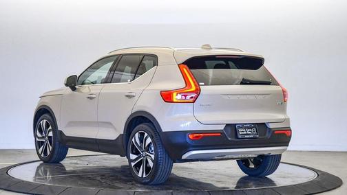 2025 Volvo XC40 B5 Plus Bright Theme