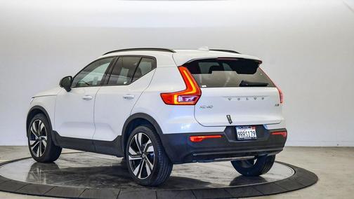 2025 Volvo XC40 B5 Plus Dark Theme
