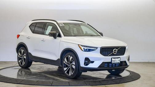 2025 Volvo XC40 B5 Plus Dark Theme