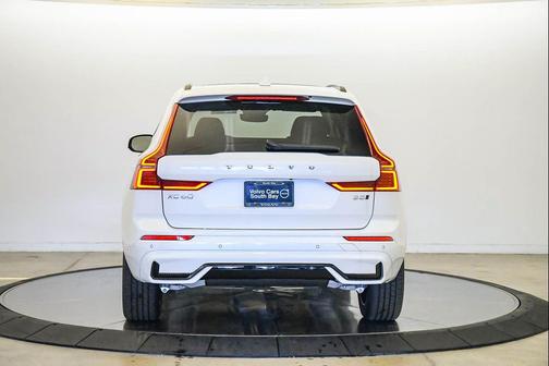 Crystal White Metallic 2026 Volvo XC60 B5 Plus
