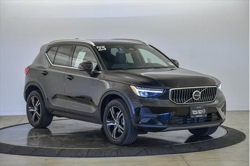 2025 Volvo XC40 B5 Core Bright Theme