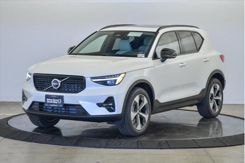 2025 Volvo XC40 B5 Plus Dark Theme