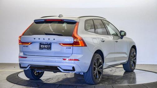 2026 Volvo XC60 B5 Ultra Black Edition