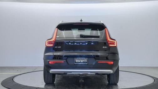 2025 Volvo XC40 B5 Core Bright Theme