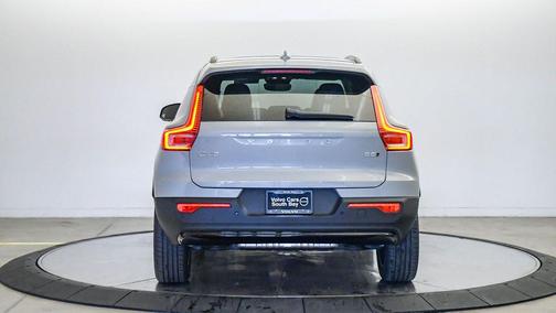 2026 Volvo XC40 Plus, B5 AWD Gas (mild hybrid), Dark