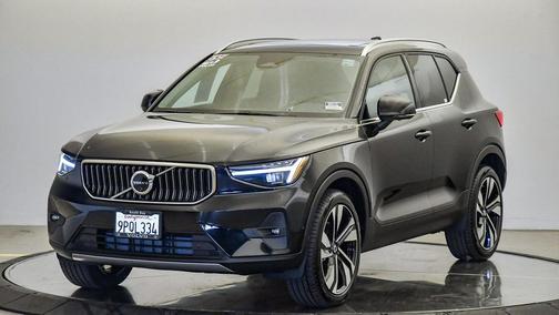 2025 Volvo XC40 B5 Plus Bright Theme