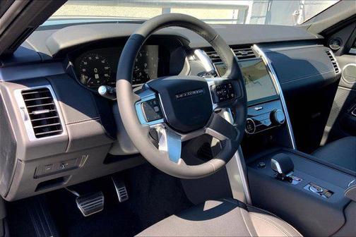 2025 Land Rover Discovery P300 Dynamic SE