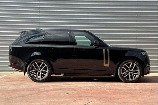 Santorini Black 2026 Land Rover Range Rover P550e SE