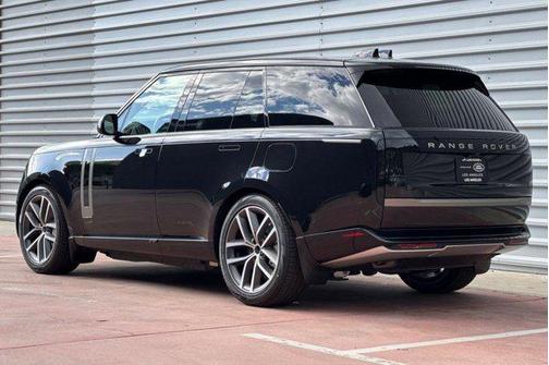 Santorini Black 2026 Land Rover Range Rover P550e SE