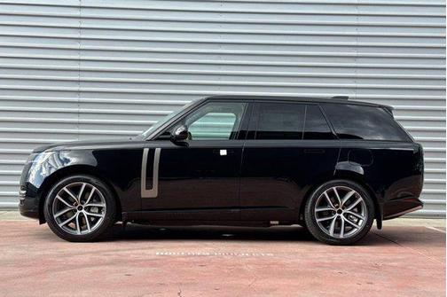 Santorini Black 2026 Land Rover Range Rover P550e SE
