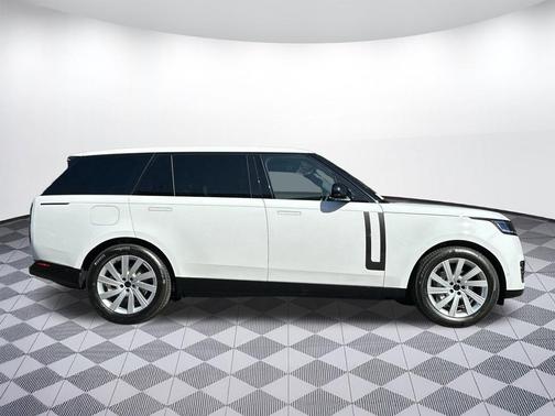 Fuji White 2026 Land Rover Range Rover P400 SE 7 Seat