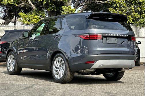 Varesine Blue Metallic 2026 Land Rover Discovery S