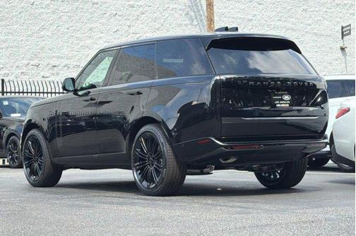 Santorini Black 2026 Land Rover Range Rover P400 SE