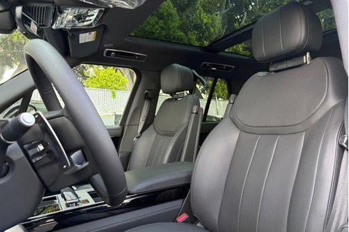 Santorini Black 2026 Land Rover Range Rover P400 SE