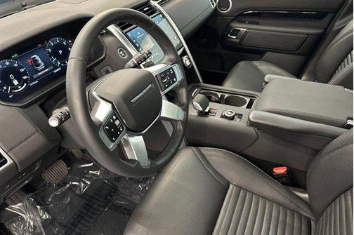 Fuji White 2025 Land Rover Discovery P300 S