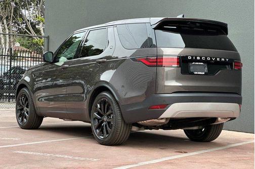 Charente Grey Premium Metallic 2026 Land Rover Discovery S