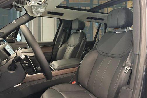 Santorini Black 2026 Land Rover Range Rover P400 SE 7 Seat