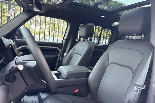 2026 Land Rover Defender P400 X-Dynamic SE