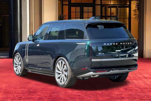 British Racing Green in Gloss 2026 Land Rover Range Rover P400 SE